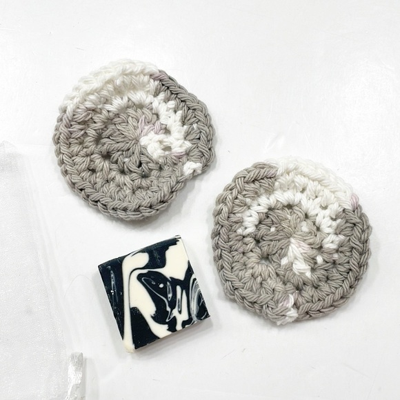 Knit makeup sponges with soap bar - Picture 1 of 3